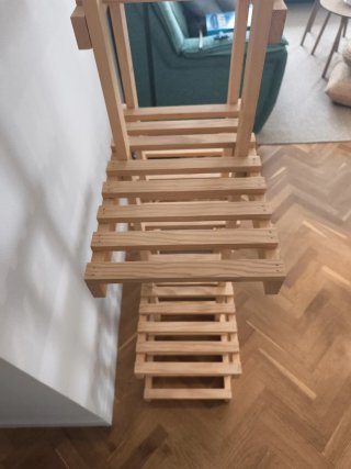 Estantería de pino ideal para plantas.
