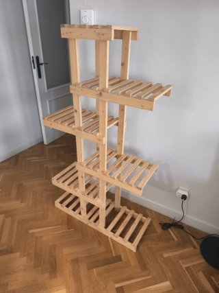 Estantería de pino ideal para plantas.