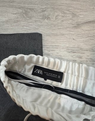 Pantalón de traje gris con laterales