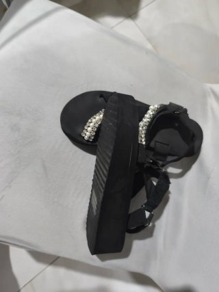 Sandalias negras con perlas y strass