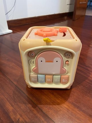 Caja de plástico para encajar juguetes con musica