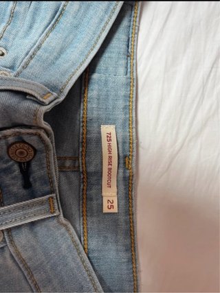 Pantalón Levis 725 High Rise Bootcut Talla 25
