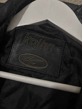 Chaqueta de piel negra