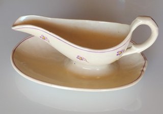 Salsera de porcelana antigua con flores