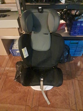 Silla de coche negra y gris