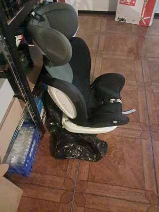 Silla de coche negra y gris