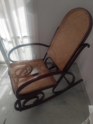 Mecedora de madera con asiento de ratán
