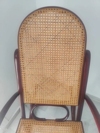 Mecedora de madera con asiento de ratán