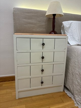 Dos mesitas de noche de madera y marmol, 4 cajones