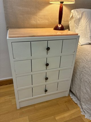 Dos mesitas de noche de madera y marmol, 4 cajones