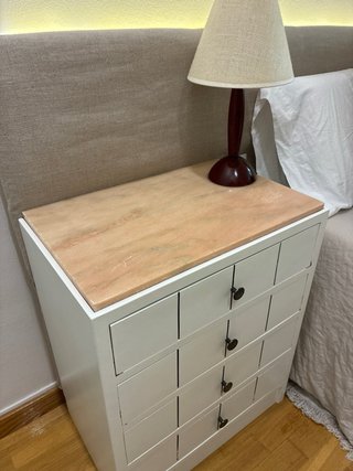 Dos mesitas de noche de madera y marmol, 4 cajones