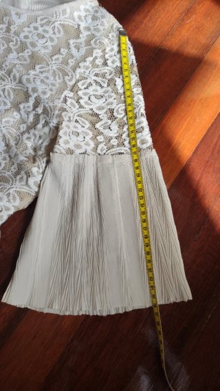 Vestido beige con encaje
