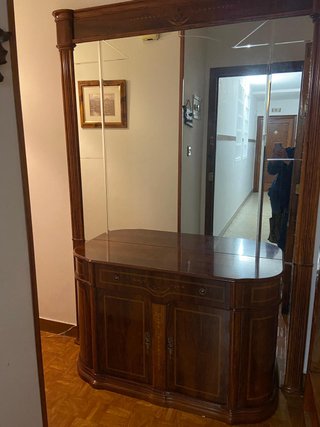 Mueble recibidor clásico con espejo