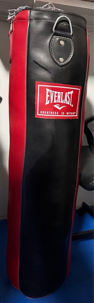 Saco de boxeo Everlast negro y rojo