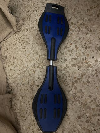 Monopatín de dos ruedas azul