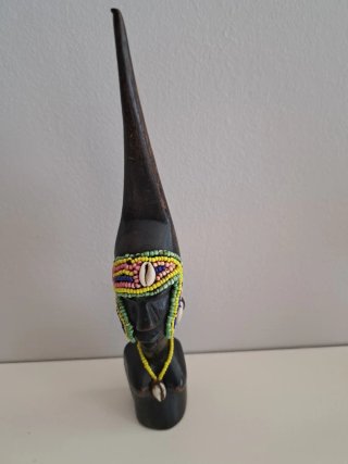Figuras étnicas de madera con abalorios