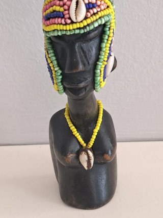 Figuras étnicas de madera con abalorios