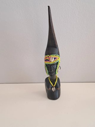 Figuras étnicas de madera con abalorios