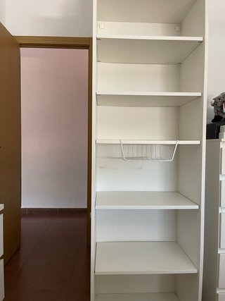 Estantería blanca metálica y madera