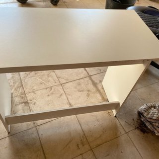 Escritorio blanco con cajón