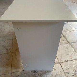Escritorio blanco con cajón