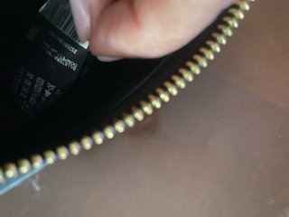 Cartera Bimba y Lola negra efecto piel cocodrilo.
