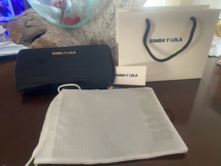Cartera Bimba y Lola negra efecto piel cocodrilo.