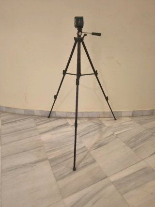 Nivel láser con trípode