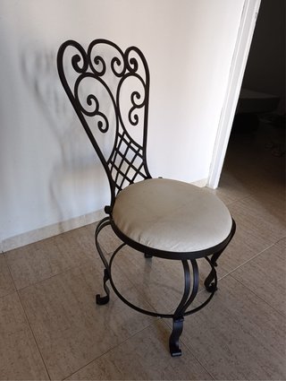 Silla de forja con asiento beige