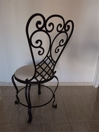 Silla de forja con asiento beige