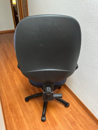 Silla de escritorio ergonómica azul y negra