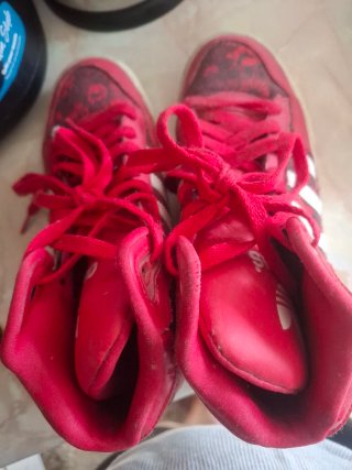 Zapatillas Adidas Rojas con Estampado Floral