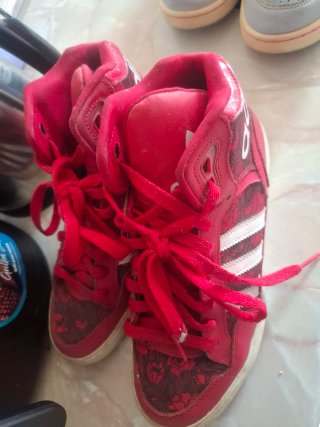 Zapatillas Adidas Rojas con Estampado Floral