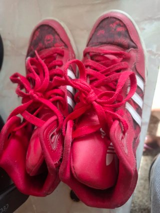 Zapatillas Adidas Rojas con Estampado Floral