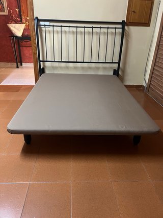 Cabezal de cama y canapé de metal de forja.