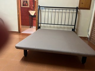 Cabezal de cama y canapé de metal de forja.