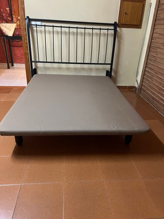 Cabezal de cama y canapé de metal de forja.
