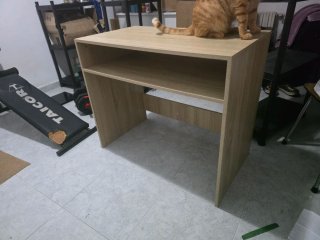 Escritorio de madera color beige y marrón