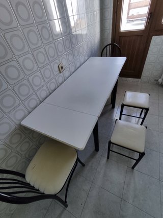 Mesa cocina extensible, con 2 sillas y 2 taburetes