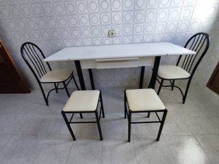 Mesa cocina extensible, con 2 sillas y 2 taburetes