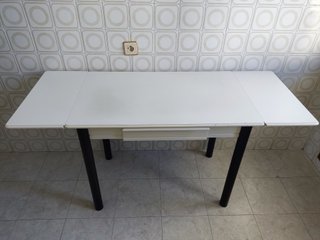 Mesa cocina extensible, con 2 sillas y 2 taburetes