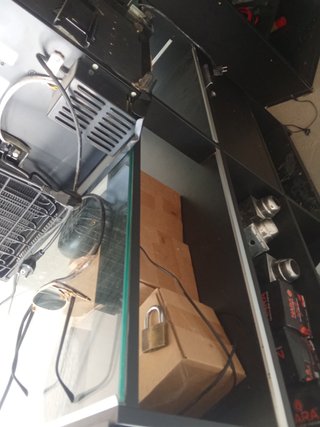 Mostrador de tienda de cristal y metal