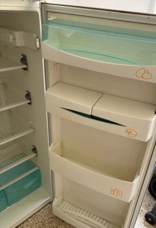 Nevera de dos puertas blanca