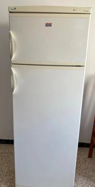 Nevera de dos puertas blanca