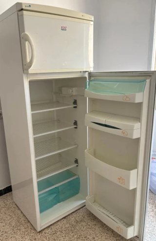 Nevera de dos puertas blanca