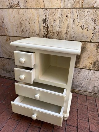 Cómoda de madera blanca estilo clásico