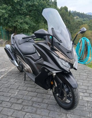 Kymco AK 550 Negro/Dorado