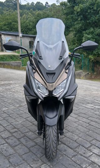 Kymco AK 550 Negro/Dorado