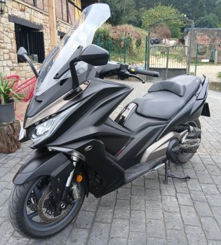 Kymco AK 550 Negro/Dorado