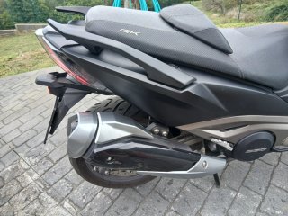 Kymco AK 550 Negro/Dorado